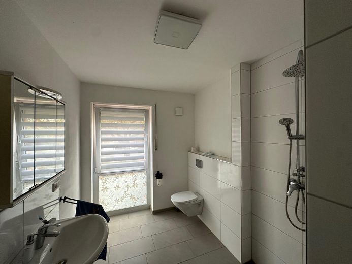 Duschbad von Zimmereingangstür