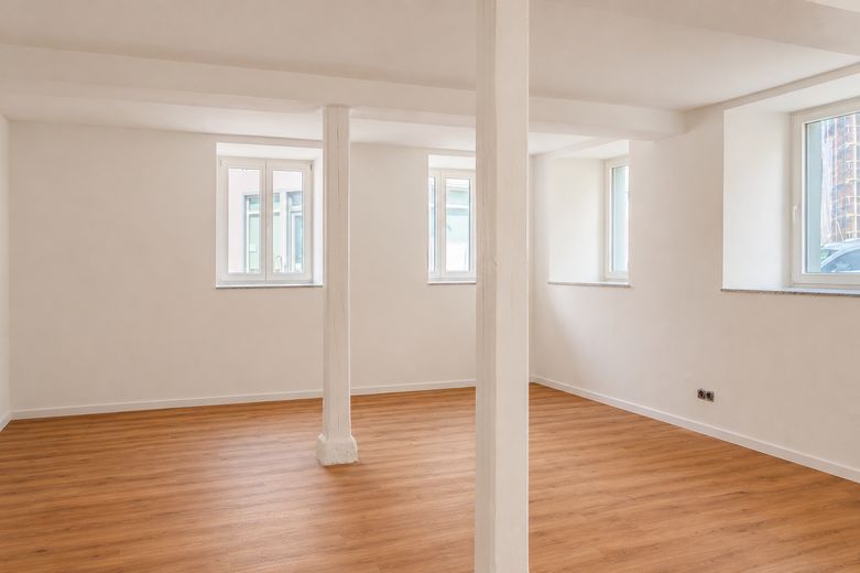 Freiraum neu definiert: 92 m² saniertes Wohnvergnügen für Familien oder Kapitalanleger – Wohn- und Esszimmer