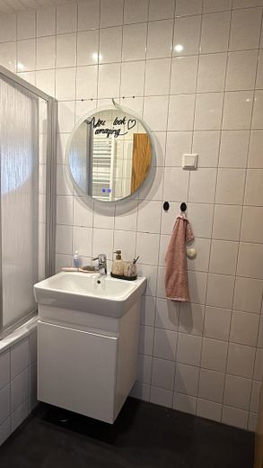 Immeuble ancien à aimer – appartement lumineux de 2 pièces avec balcon et garage dans un emplacement privilégié en centre-ville – Badezimmer