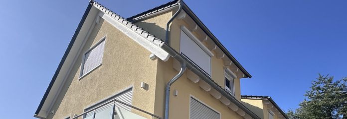 Raised ground-floor 3-room apartment with garden, terrace, balcony, smart home, fiber optic – Hauseingang mit Balkon