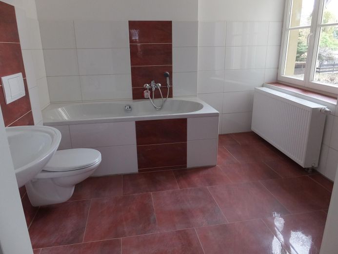 Großzügiger Altbaucharme in zentraler Lage – 4‑Raum‑Wohnung mit besonderem Grundriss – Bad mit Dusche und WC