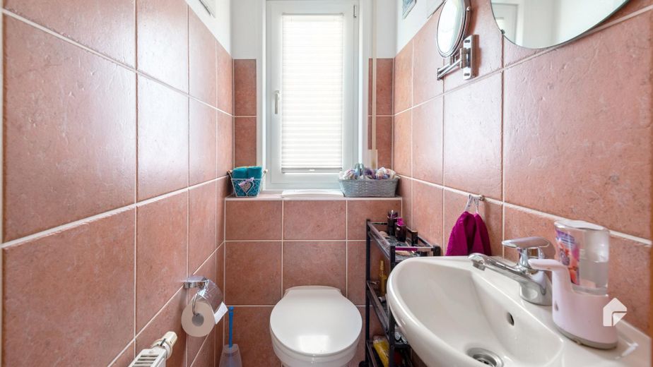 Niedernhausen, Am Schäfersberg. 3,5 Zi-Wohnung im 3-Familienhaus mit 2Garagen, 31qm Balkon & Garten – Gäste WC EG