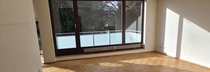 Wohnzimmer mit Blick auf den Balkon