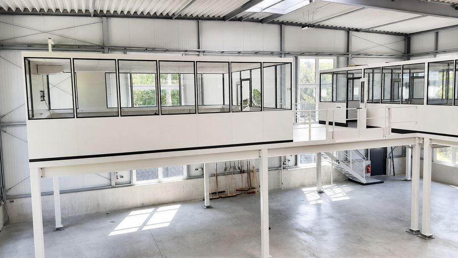 Eigenständige, hochwertige Gewerbeeinheit mit Halle, Büros & Galerie – direkt an der B12 – 7_Halle_Ansicht_Galerie