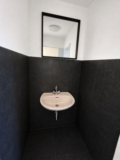 Großzügige Gewerbeeinheit im EG – vielseitig nutzbar mit Küche, Lagerflächen etc. – Waschtisch in WC