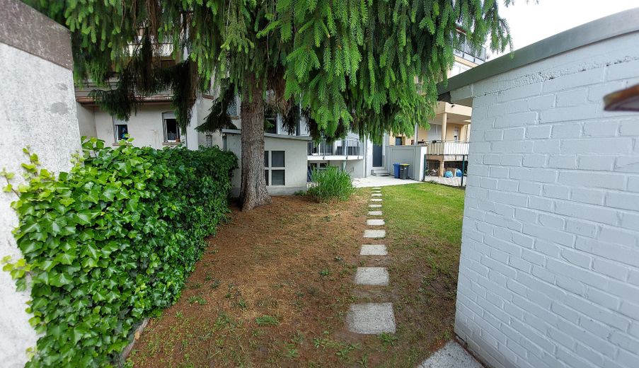 Sehr schönes 3 Fam.- Haus, große Balkone – Eingang von hinten