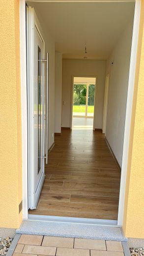 Ruhe mit Blick über Felder: Exklusives wohngesundes Plusenergie-Doppelhaus, S-Bahn fußläufig – Hausflur