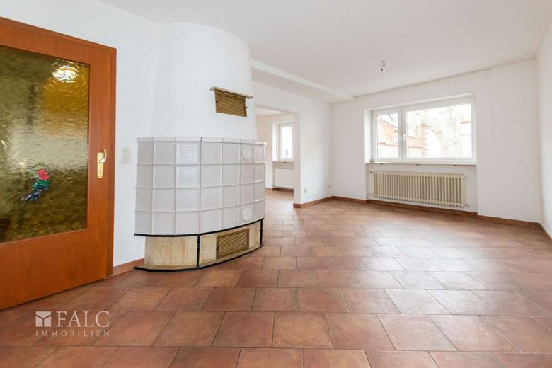 Vielseitiges Anwesen mit Vorder- und Hinterhaus, Halle, Scheune und Entwicklungspotenzial – Wohnzimmer