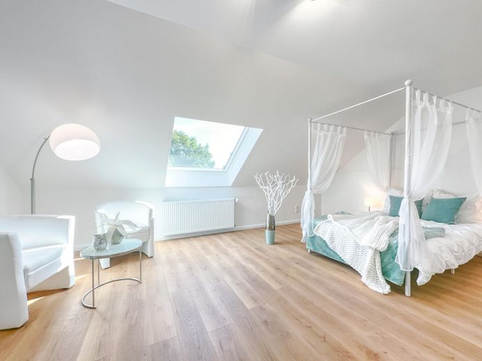Großes, modernes Reihenhaus, sofort bezugsfrei! – Gästezimmer im Dachgeschoss