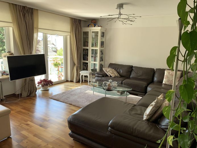 Schöne Lichtdurchflutete 4 Zimmer Wohnung – Wohnzimmer  27 qm