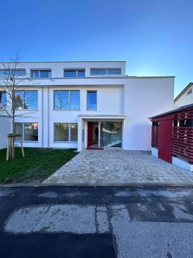 SENSATIONELL! Helle 3-Zimmer Garten-Wohnung mit schöner Terrasse und kleinem Garten – Das Gesicht des Hauses...
