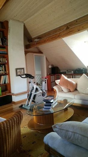 großer/ hoher Wohnraum