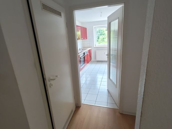 Modernes Wohnen: Gepflegte 3-Zimmer-Wohnung im 1. OG mit Balkon – Foto 1