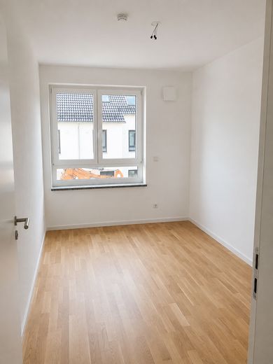 Erstbezug: A+ Neubau-Reihenhaus mit 6 Zimmern, Premiumküche, PV-Speicher & Garten – Kinderzimmer 2