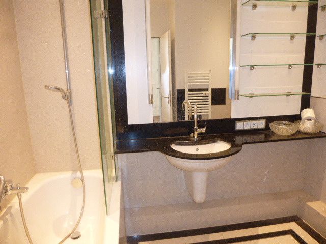 Bad mit Glas-Regalen