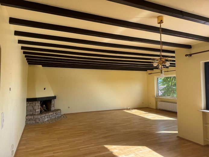 Großzügiges Einfamilienhaus mit Fernblick – Wohnzimmer