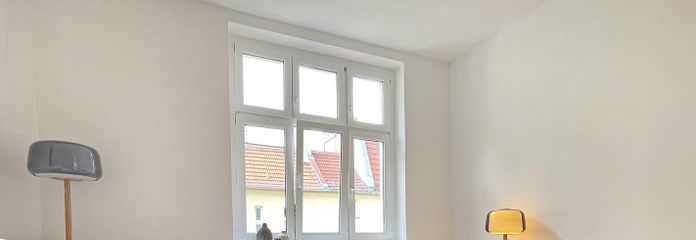 Eerste bewoning na een grondige renovatie – Lichte woning in een oud gebouw in de Samariterkiez | Zonder makelaarskosten – Wohnbereich