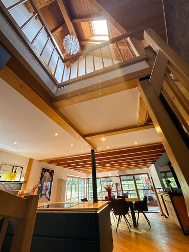 Architektur trifft Privatsphäre – besonderes Einfamilienhaus mit Pool, Sauna und Garten im Grünen – Offener Wohnbereich