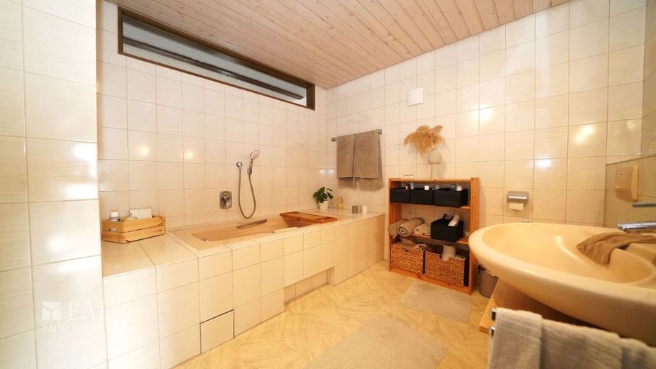 Platzwunder in Ravenstein! 3-Familienhaus inkl. großzügiger Scheune - FALC Immobilien Heilbronn – Wellness pur... (2. OG)
