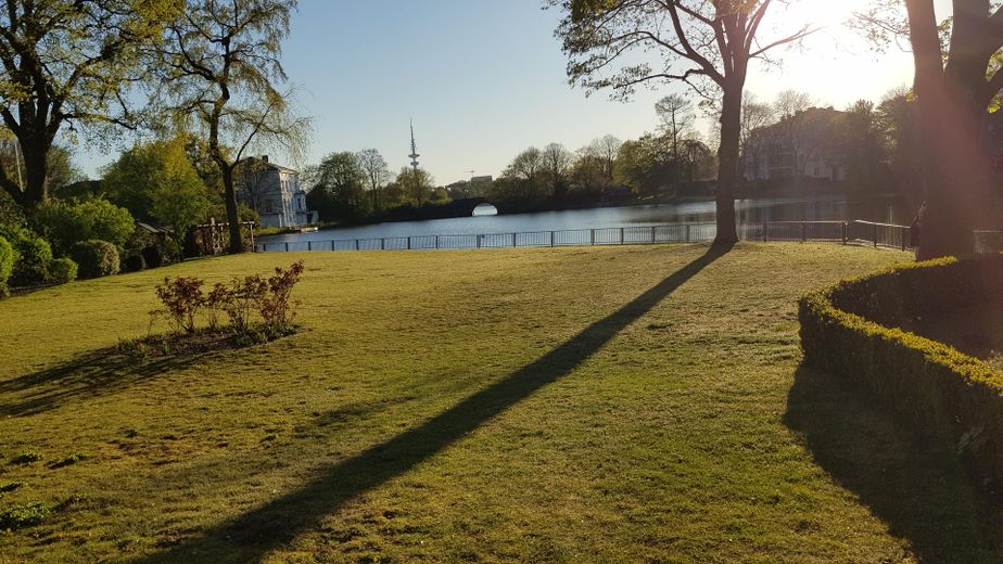 JOKER : 2 Zi. möbliert direkt an der Alster  mit Garten Süd-West - BLICK auf den FEENTEICH – Herrliche Lage
