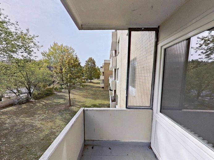 Luminoso apartamento de 3 habitaciones, bien distribuido, con BALCÓN y baño con bañera en el sur de Burgdorf – Balkon