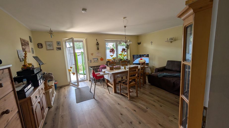 Schweinfurt yakınında misafir daireli ev, ticari salon + imarlı arsa – Wohnzimmer Einliegerwohnung