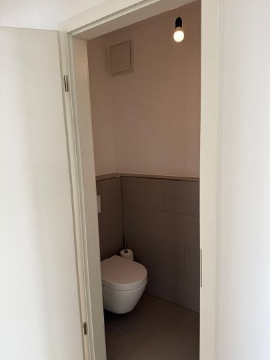 شقة 4 غرف خالية من العوائق في الطابق الأخير مع شرفة ومرآب تحت الأرض مع Wallbox – Gäste-WC