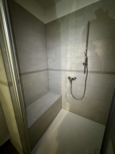 Havel manzaralı, engelsiz yeni yapım 2 odalı daire – 17 Dusche mit Sitzgelegenheit