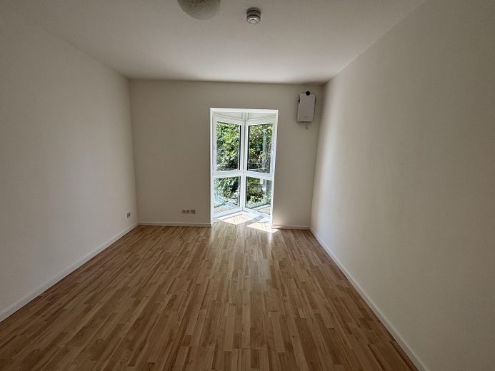 Helle, ruhige, großzügige 2-Zi-Wohnung mit größerem Balkon und PKW-Stellplatz, kleinere Wohneinheit – Schlafzimmer mit Erker