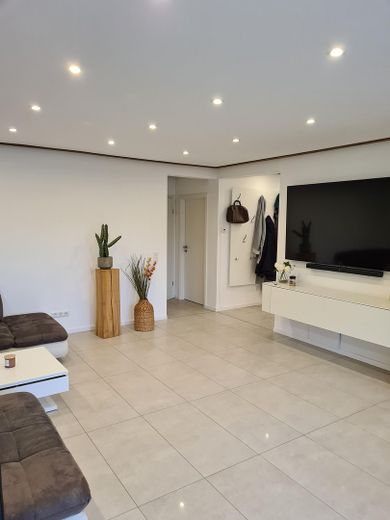 Modern renovated 3.5-room apartment with balcony, garage & fitted kitchen | Owner-occupiers or approx. 6% yield – Wohnzimmer