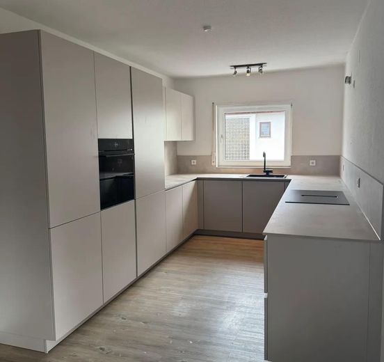 Bellissimo appartamento di 4,5 locali con cucina, bagno e WC per ospiti in posizione tranquilla – Foto 6