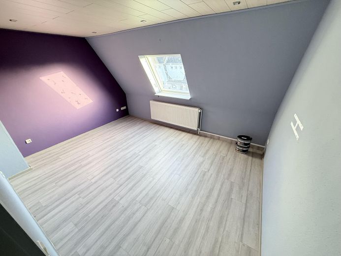 Modern zarafet: En iyi konumda şık bir şekilde modernize edilmiş çatı katı dairesi – Schlafzimmer