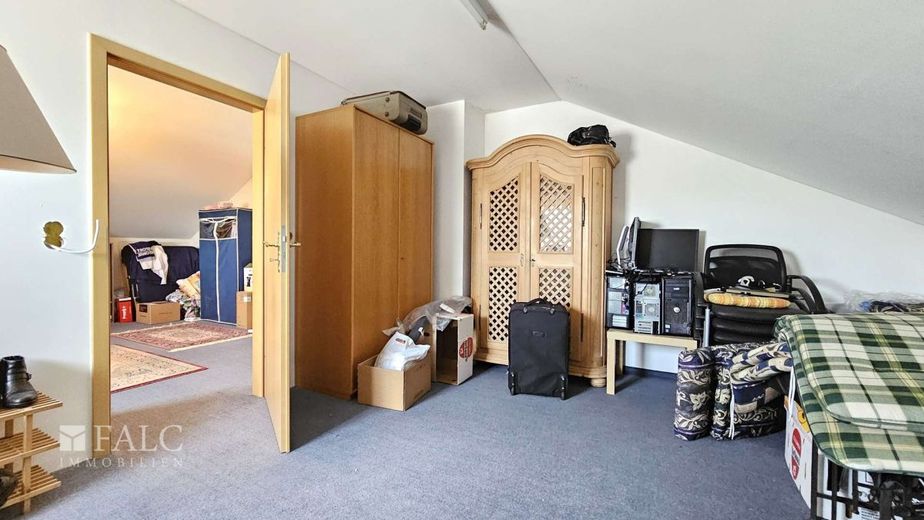 Attraktives Einfamilienhaus mit Doppelgarage, PV-Anlage und ausgebautem Keller – Dachgeschosszimmer