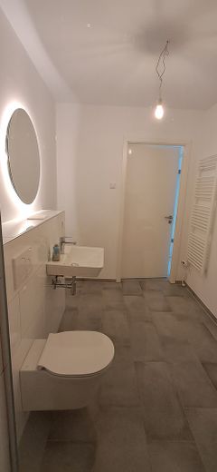 Moderne, helle 2-Zimmer Neubauwohnung mit Balkon – Bad