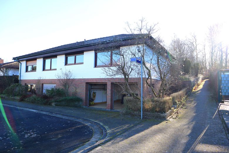 Großzügiges Einfamilienhaus mit Traumgrundstück und Taunusblick – Garagenzufahrt