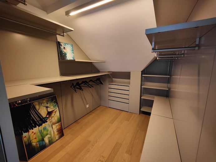 Designer Maisonette-Wohnung nähe Zoopark mit Blick ins Grüne, Fussbodenheizung, Kamin, Terrasse – Garderobe leer 