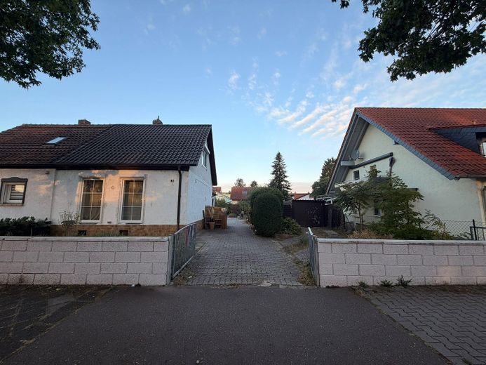 630 m² के भूखंड पर पूरी तरह नवीनीकृत घर – आधुनिक, आरामदायक और जल्द रहने के लिए तैयार – Außenansicht Straße