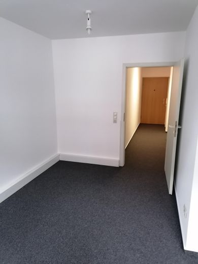 Modernisierte 1,5 Wohnung mit guter Rendite – Wohnzimmer zum Flur