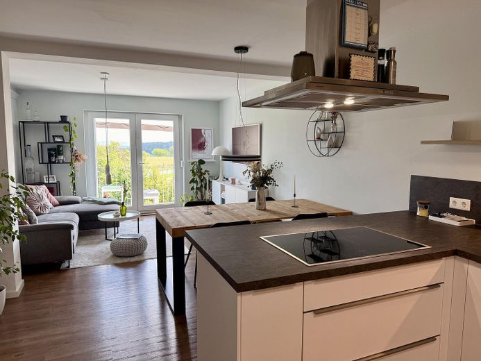 Balkonlu, asansörlü, manzaralı ve üst düzey donanımlı modern 3 odalı daire – Blick aus Küche in Wohnzimmer