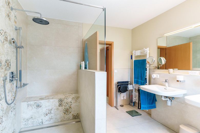 Dusche mit Sitzplatz OG