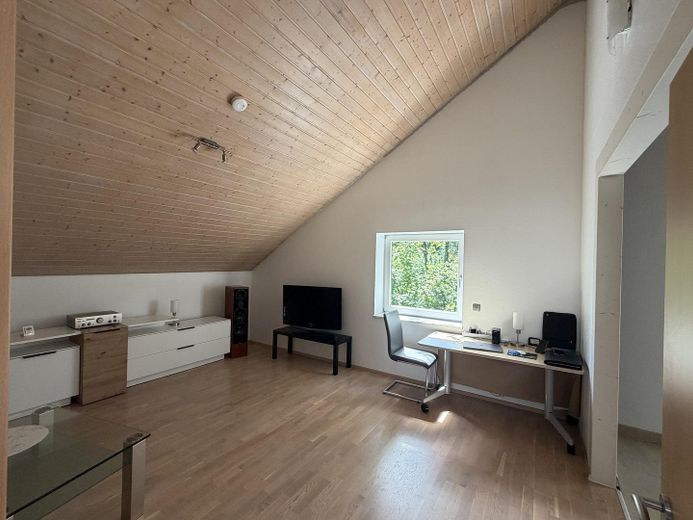 Spacious Modern Semi-Detached House with Potential – OG Wohnraum