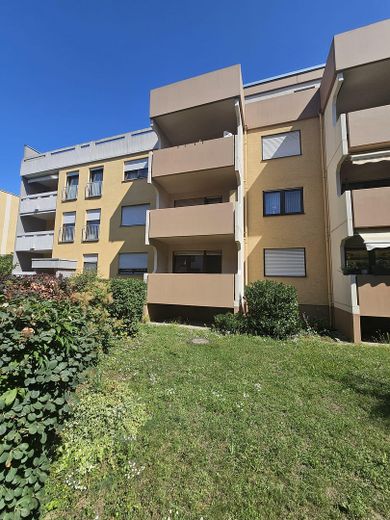 Licht 1-kamerappartement op de begane grond met balkon, mogelijkheden voor een inbouwkeuken & berging – Dornheimer Ring 81 – Außenansicht