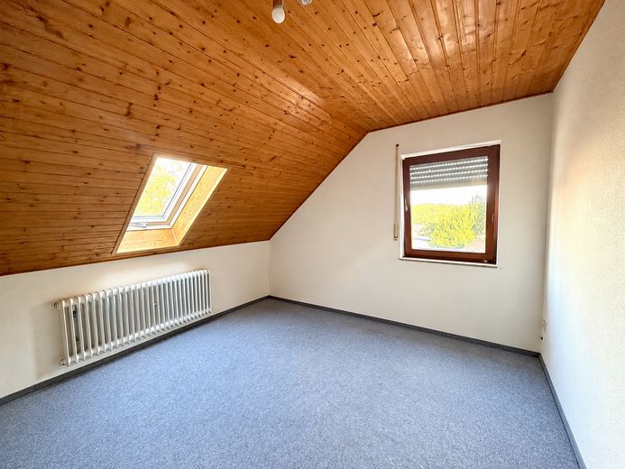 Vielseitiges Wohn- und Gewerbeobjekt mit Hallen & Werkstatt in naturnaher Lage – Zimmer 4 DG KI generiert