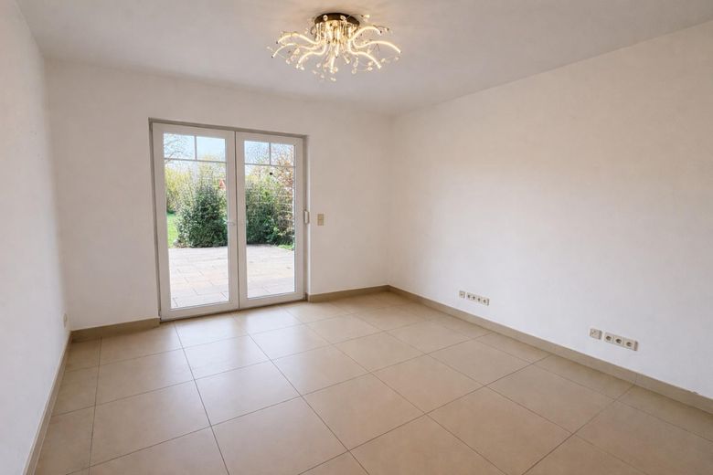 Tek katta yaşam – geniş güneybatı arsaya sahip modern bungalov – Zimmer 2 mit Terrassenzugang