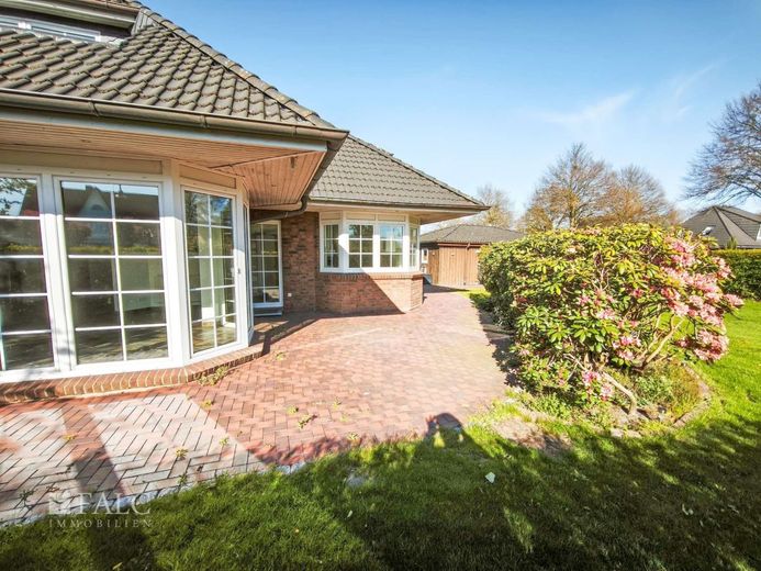 Exklusiv. Außergewöhnlich wohnen. Ein Haus für mehrere Generationen. – AB-Terrassebereich-Links
