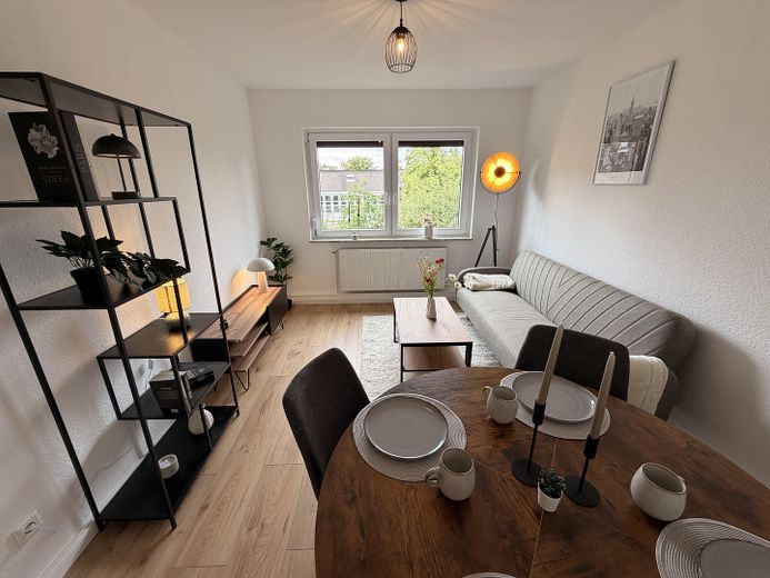 Sofort bezugsbereit: 2-Zimmerwohnung in modernisiertem Topzustand – Wohnzimmer