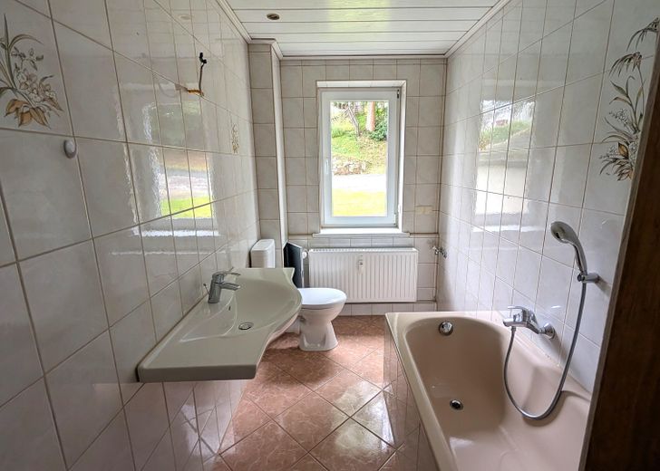 Idyllisch mit Schlossblick - großzügige renovierte 5-Zimmer-Wohnung mit 114 m² & 2 Bädern – Bad