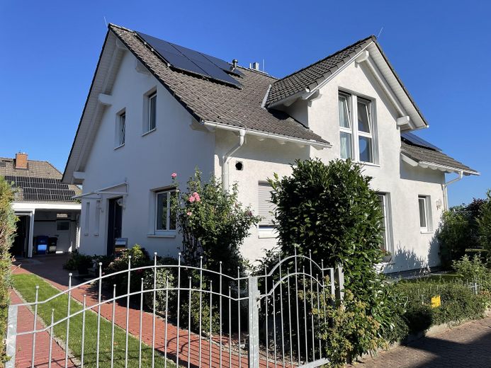 Geniş manzaralı yenilikçi mimar evi; cömert yaşam alanı; modern enerji tedariki – Nord-Westansicht mit 3. Giebel