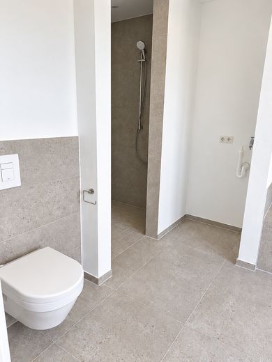 Neubau-Penthouse mit großer Dachterrasse in Verl – Dusche