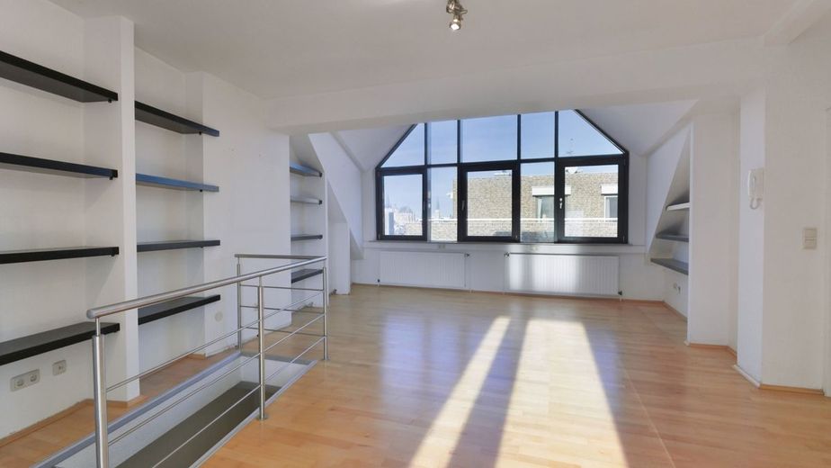 Maisonette Penthouse Wohnung mit Doppelgarage und weitere Nutzfläche im EG in Aachen - Zentrum – Wohnzimmer_1